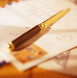 An image of an envelope and pen